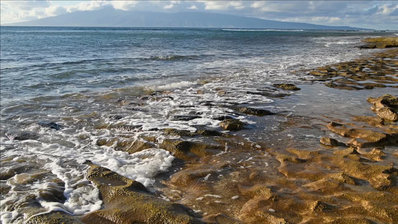 岩石海岸-在一个阳光明媚的晚上，强烈的海浪冲上西毛伊岛西北海岸的岩石海岸。美国夏威夷。视频素材