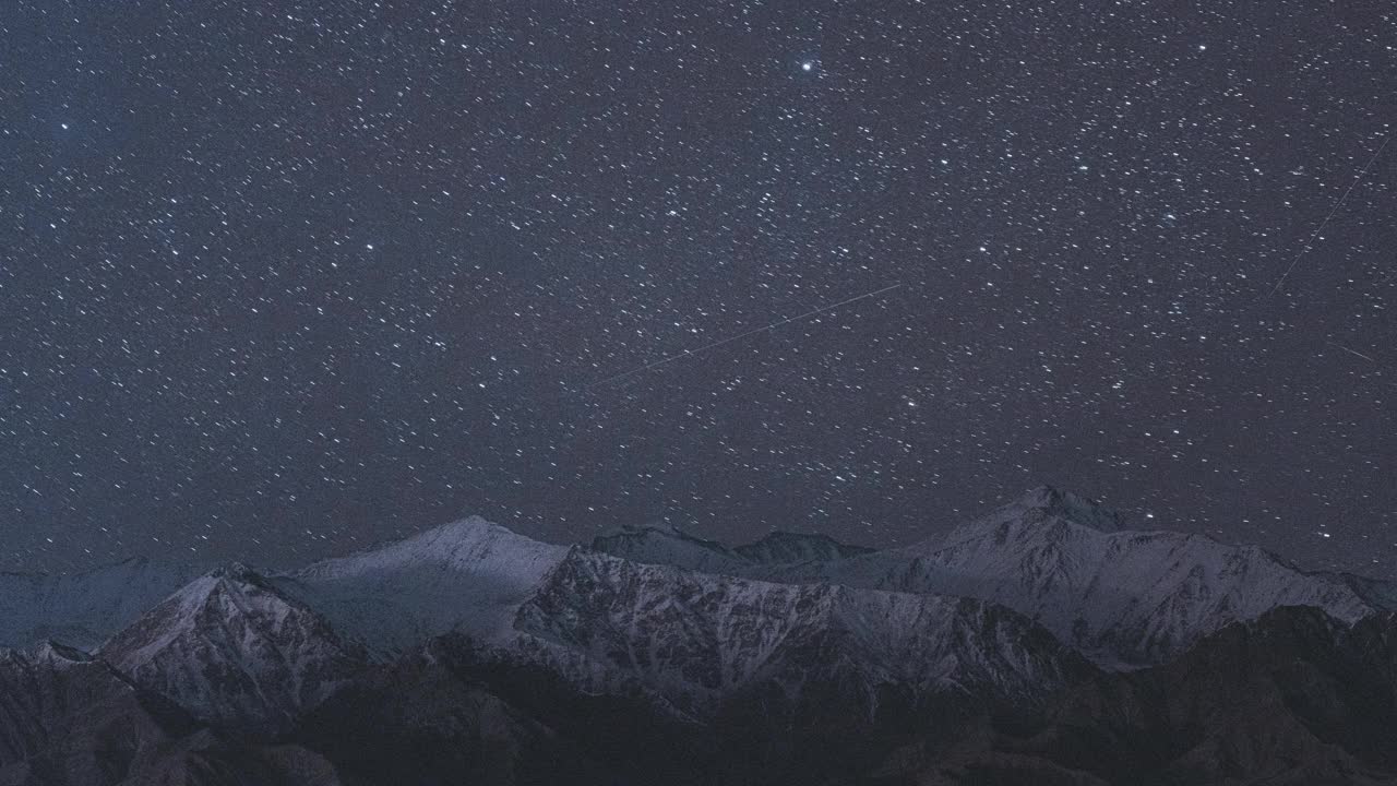 T/L夜空在雪山的夜晚视频素材