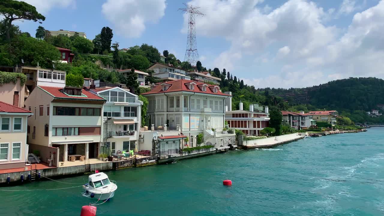 伊斯坦布尔博斯普鲁斯(Bosphorus)设计的名为“坎迪利”(Kandilli)的高档社区的豪宅片段。在阴天的夏天，这是一个美丽的夏日景象。视频素材