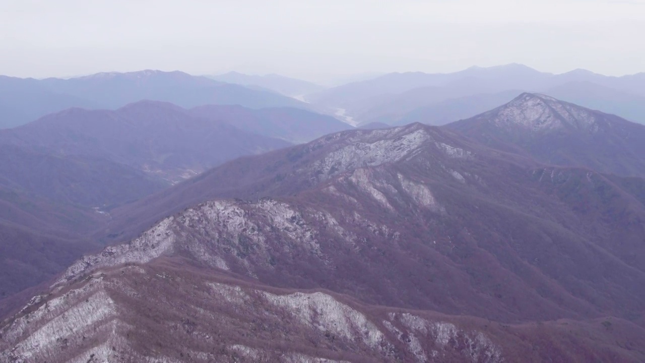 全罗南道求礼郡智异山老姑坛山顶的冬季雪景视频素材