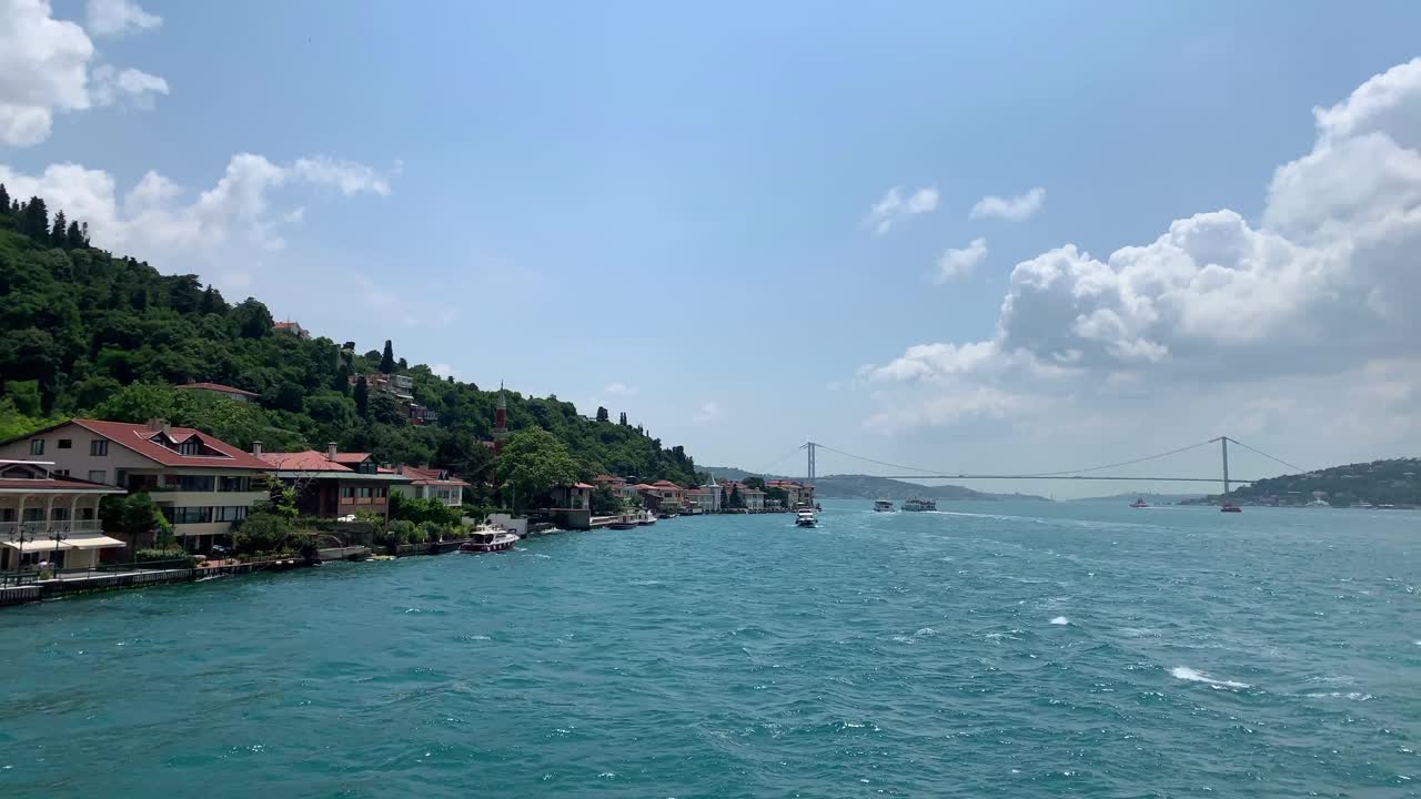 伊斯坦布尔博斯普鲁斯(Bosphorus)设计的名为“坎迪利”(Kandilli)的高档社区里的豪华住宅和船只的画面。在阴天的夏天，这是一个美丽的夏日景象。视频素材