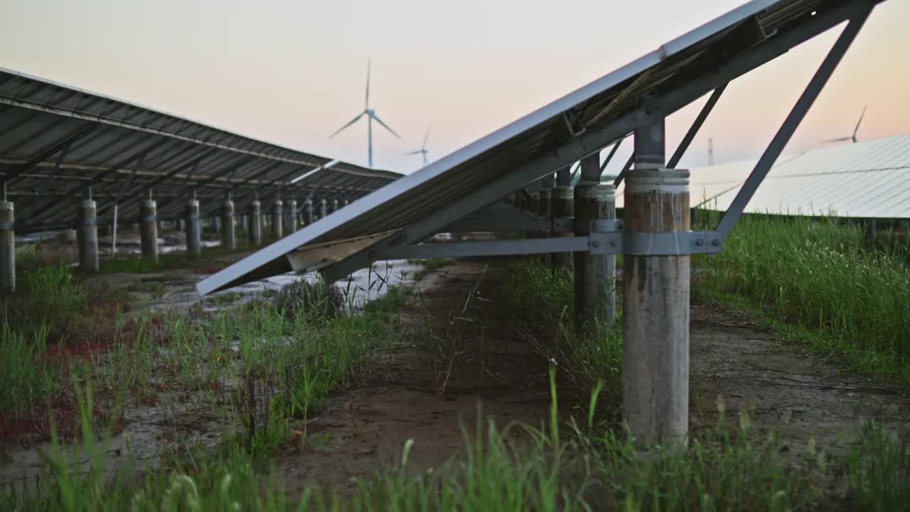 可再生能源发电站的太阳能电池板视频素材