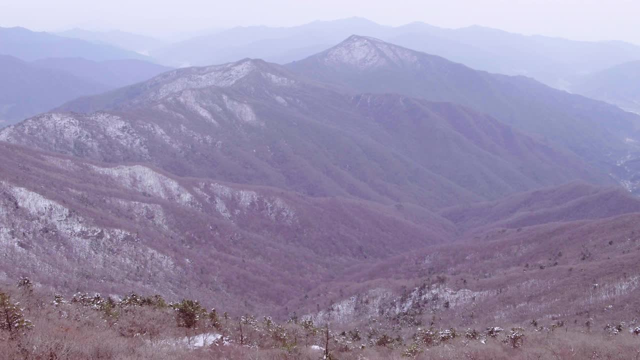 全罗南道求礼郡智异山老姑坛山顶的冬季雪景视频素材