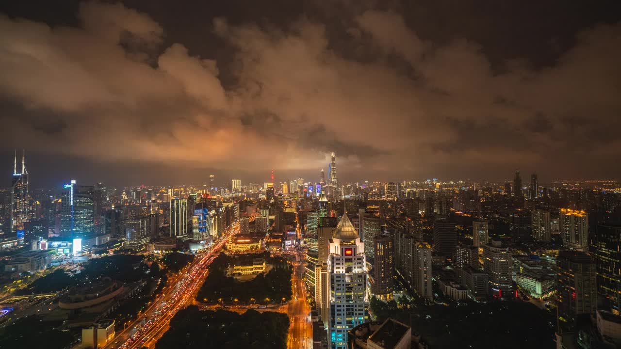 上海在节日的夜晚，上海城市在节日的灯光秀视频素材