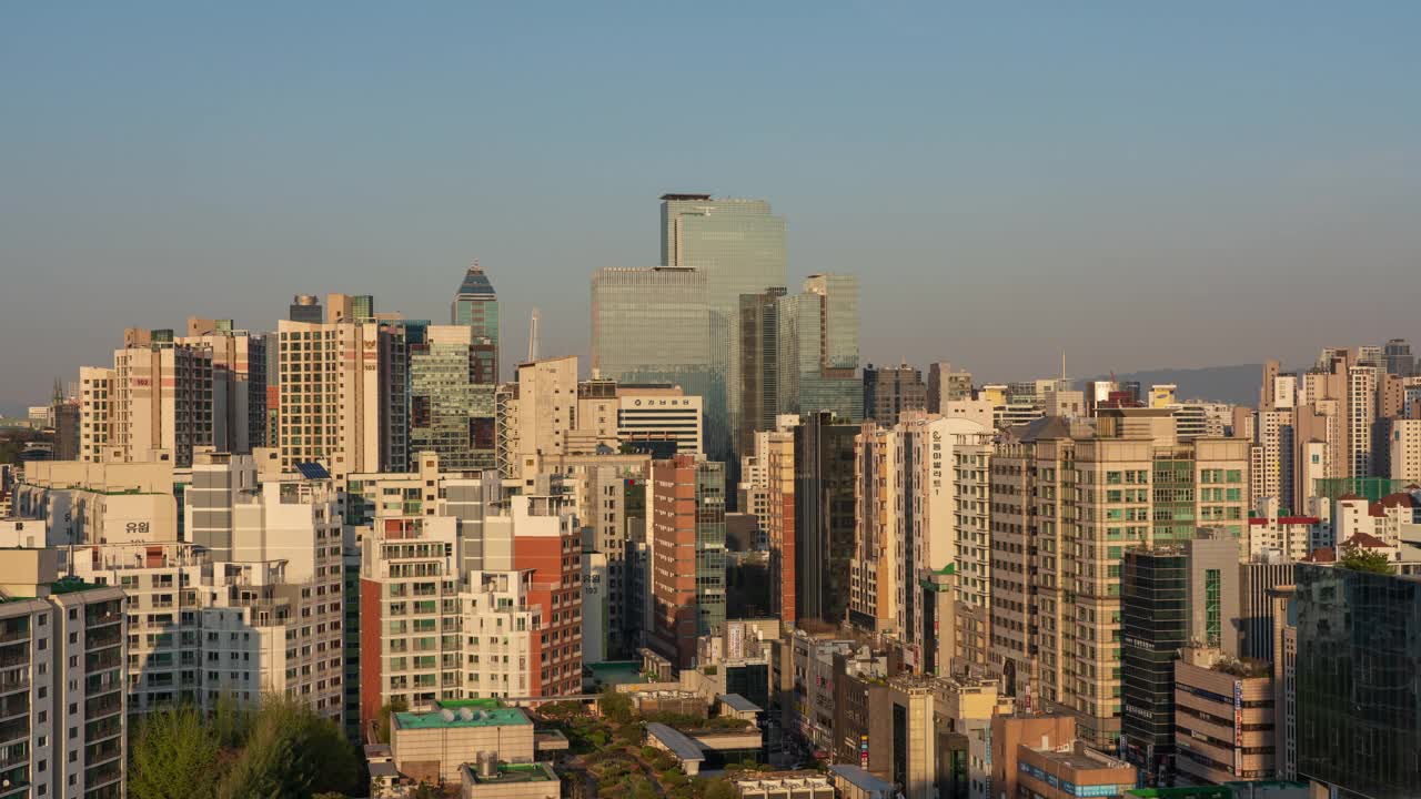 日落到公寓和摩天大楼的夜景/韩国首尔江南区视频素材