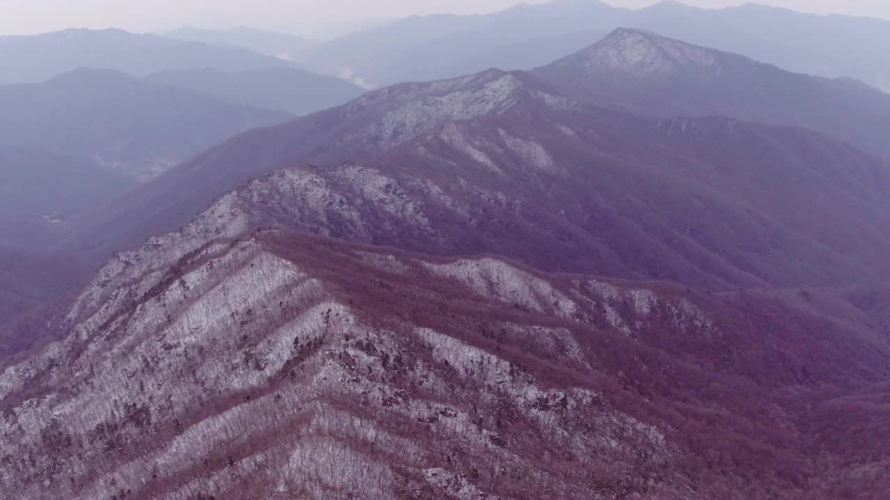 全罗南道求礼郡智异山老姑坛山顶的冬季雪景视频素材