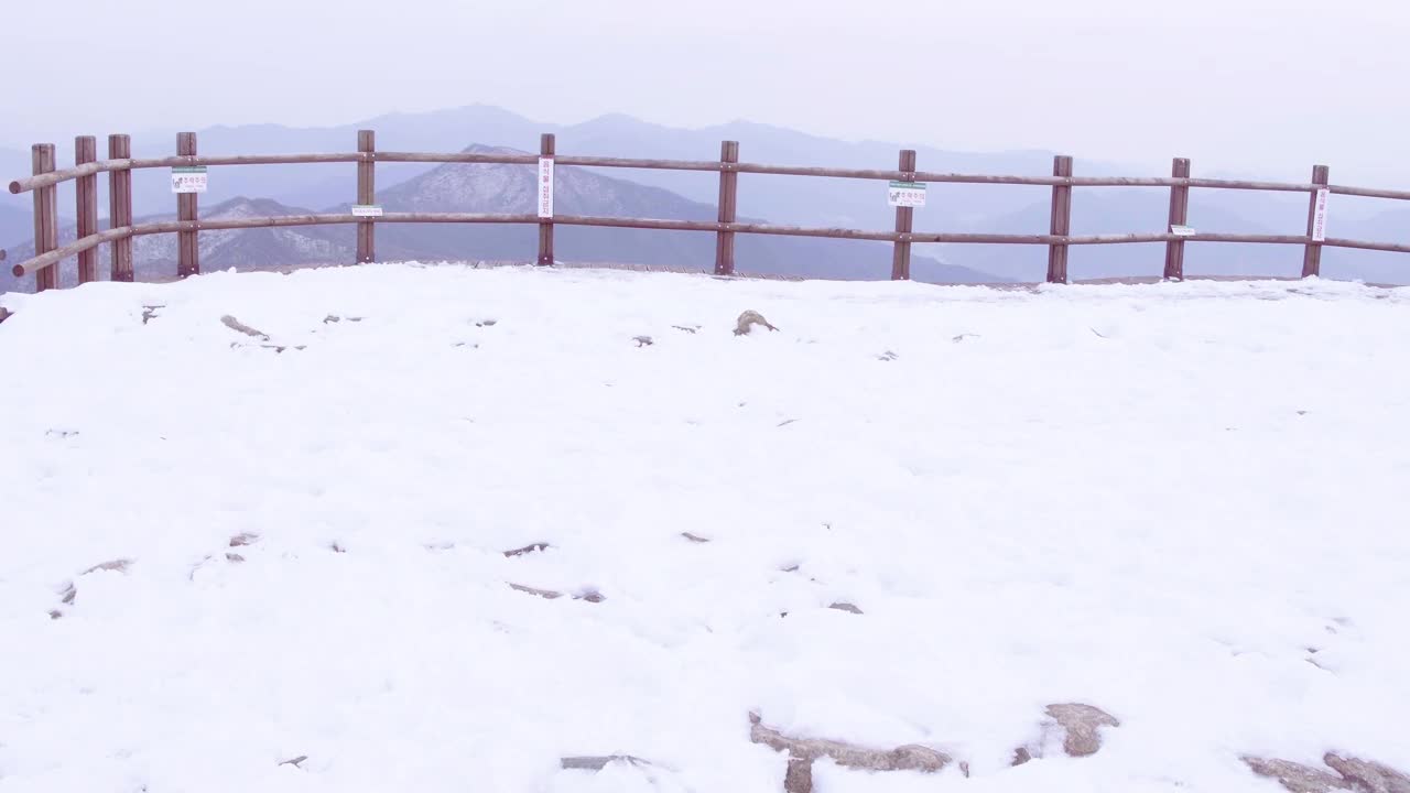 全罗南道求礼郡智异山老姑坛山顶的冬季雪景视频素材