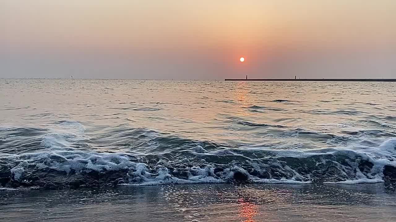 海滩上美丽的日落视频素材