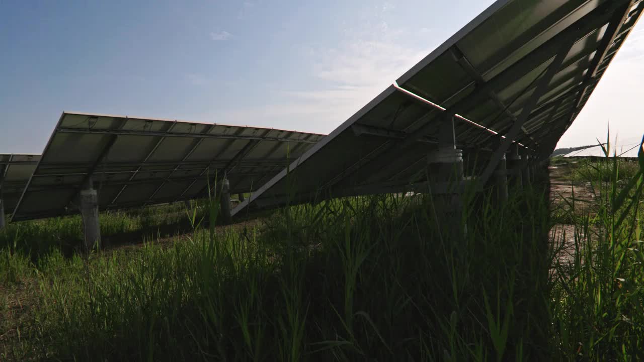 可再生能源发电站的太阳能电池板视频素材