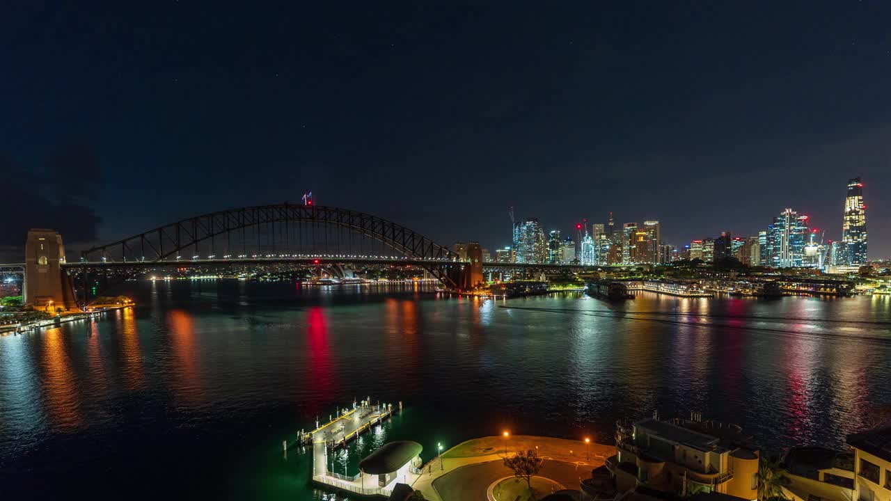 日出时悉尼大桥和城市天际线的黑夜到白天的时间流逝视频素材