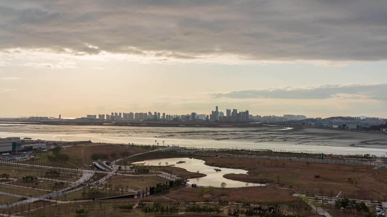 韩国京畿道始兴市培果新城市和松岛国际商圈的培果生命公园(河边公园)的白天到晚上的景色视频素材