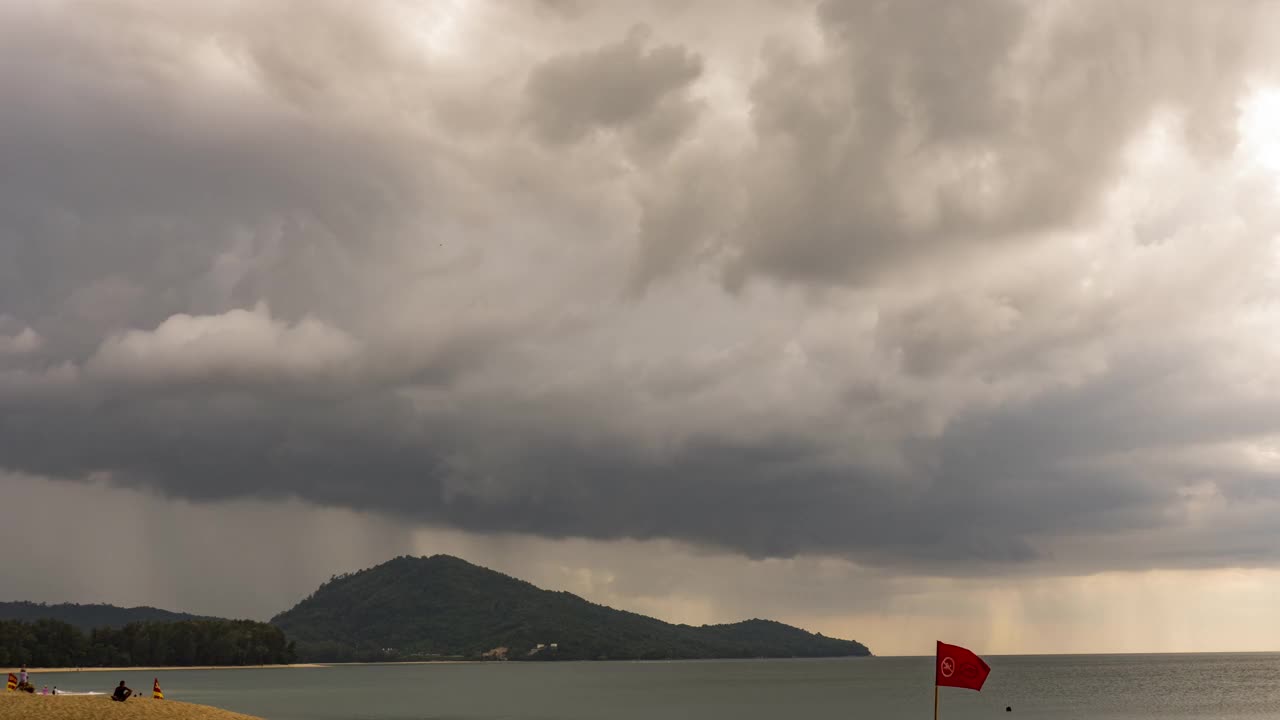 雷雨云漂浮在海洋上视频素材