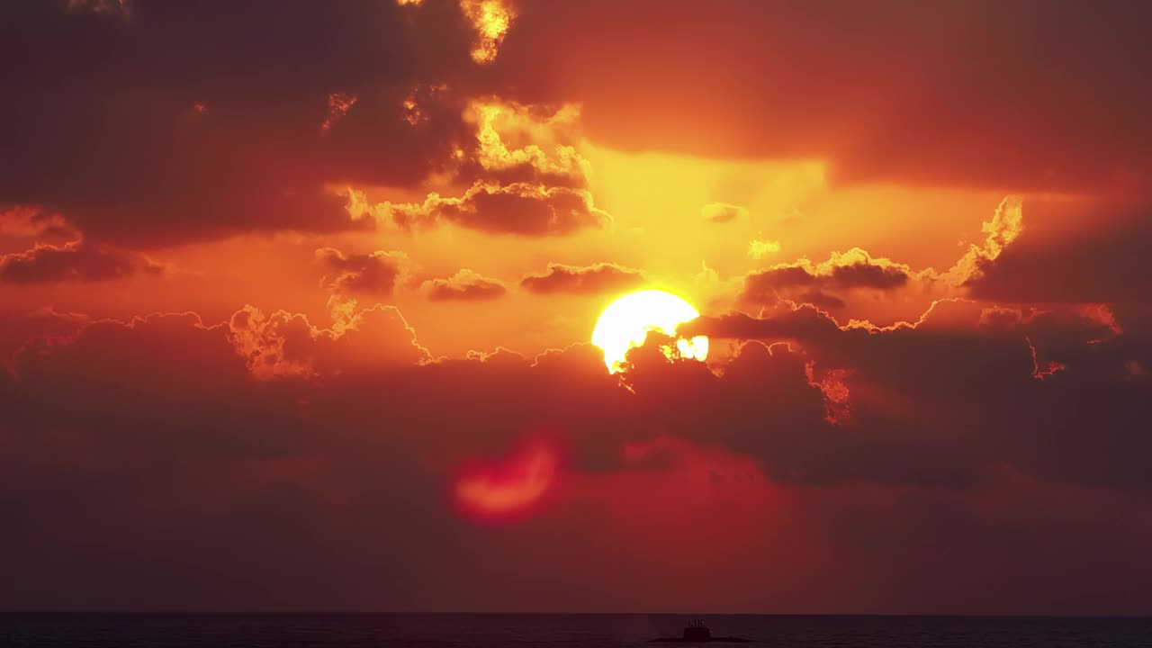 用海水和潜水艇接近太阳视频素材