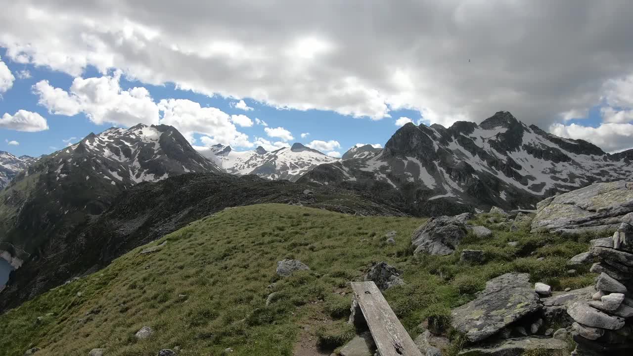 全景式的人工湖在科隆布雷因大坝在卡林西亚，奥地利。大坝被高山积雪覆盖的山峰包围着。陡峭的斜坡。这个湖是深蓝色的。自然能源视频素材