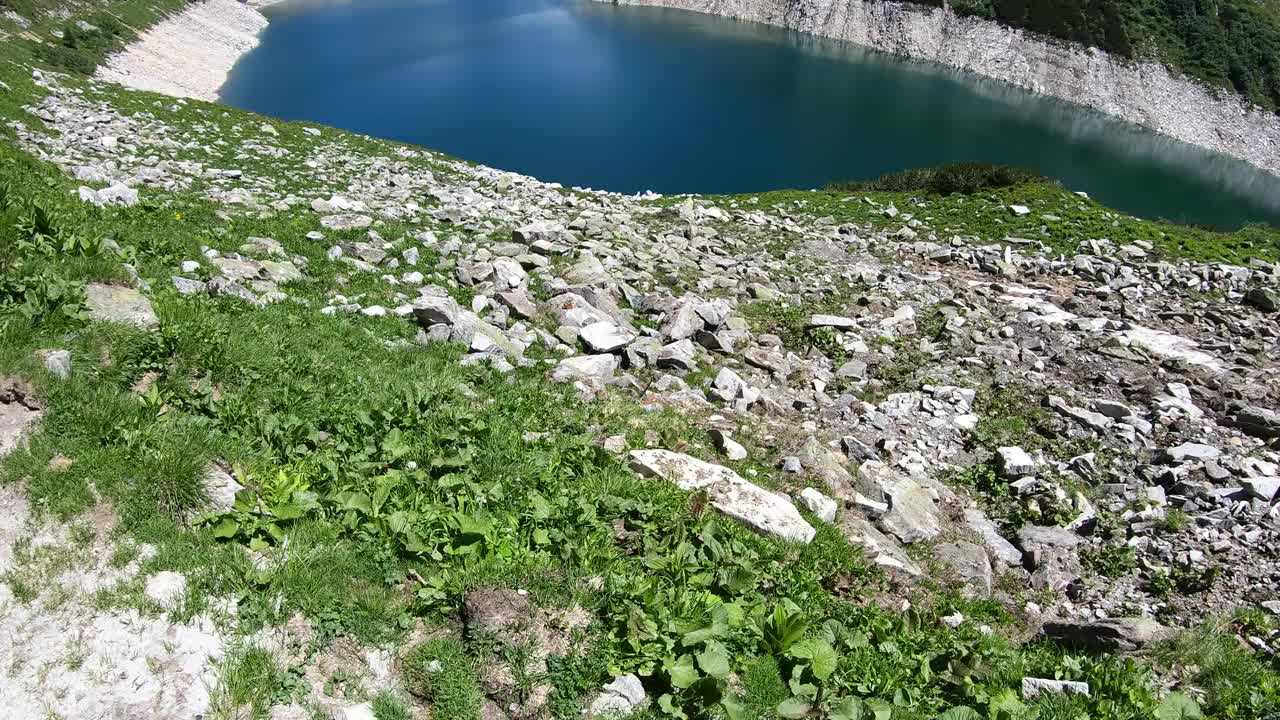 全景式的人工湖在科隆布雷因大坝在卡林西亚，奥地利。大坝被高山积雪覆盖的山峰包围着。陡峭的斜坡。这个湖是深蓝色的。自然能源视频素材