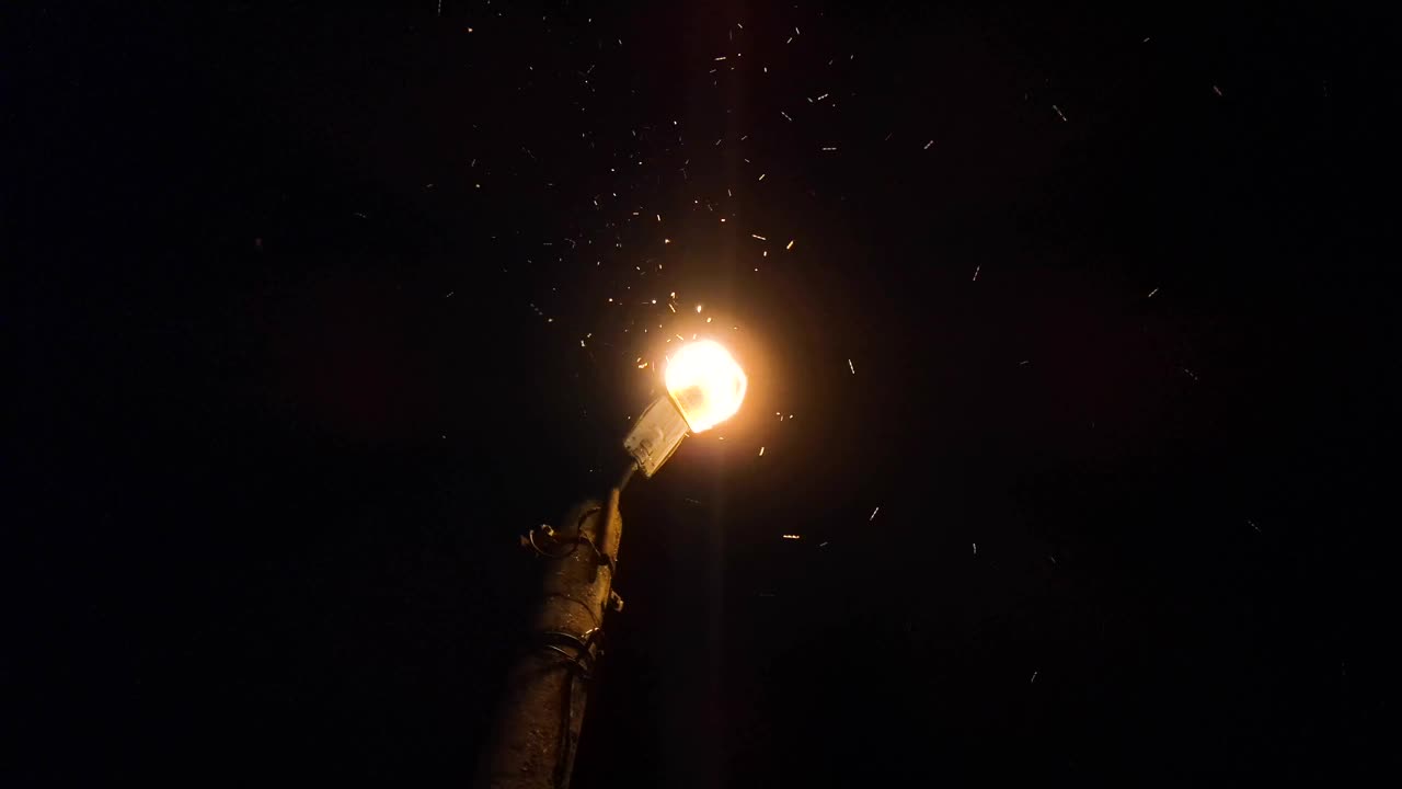 许多昆虫在夜晚绕着路灯飞视频素材