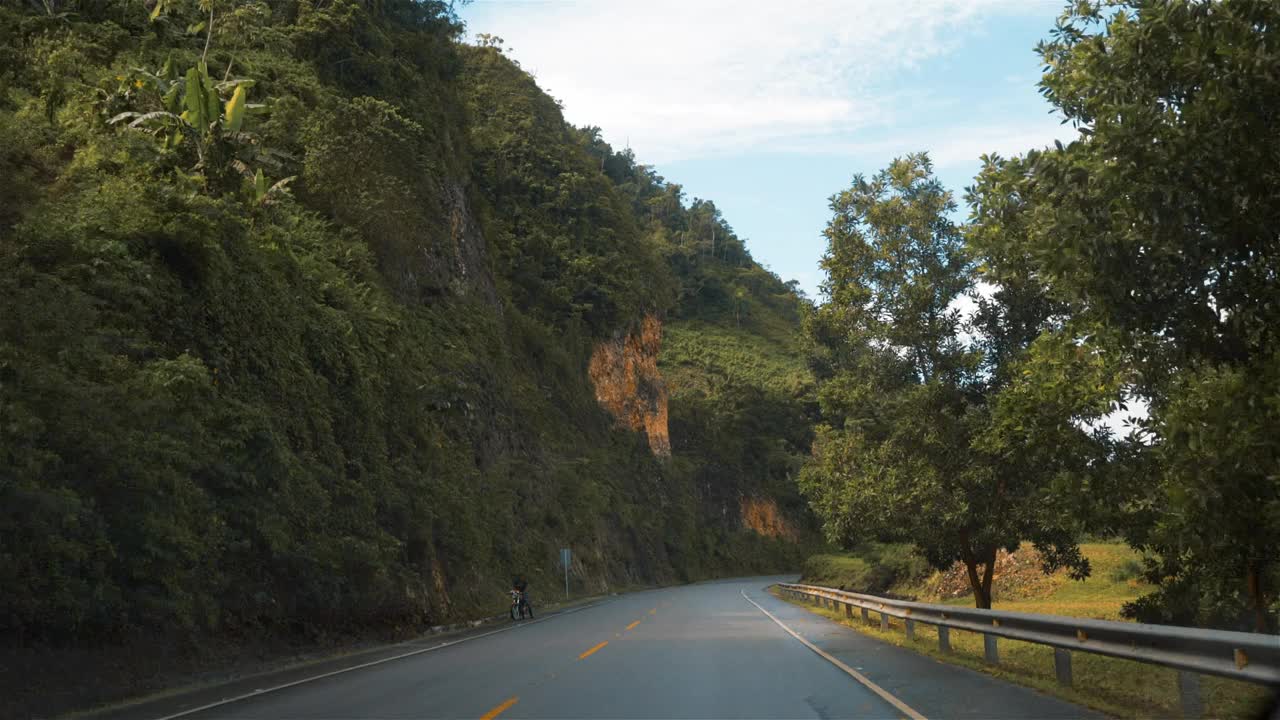 山脉中间的公路视频素材