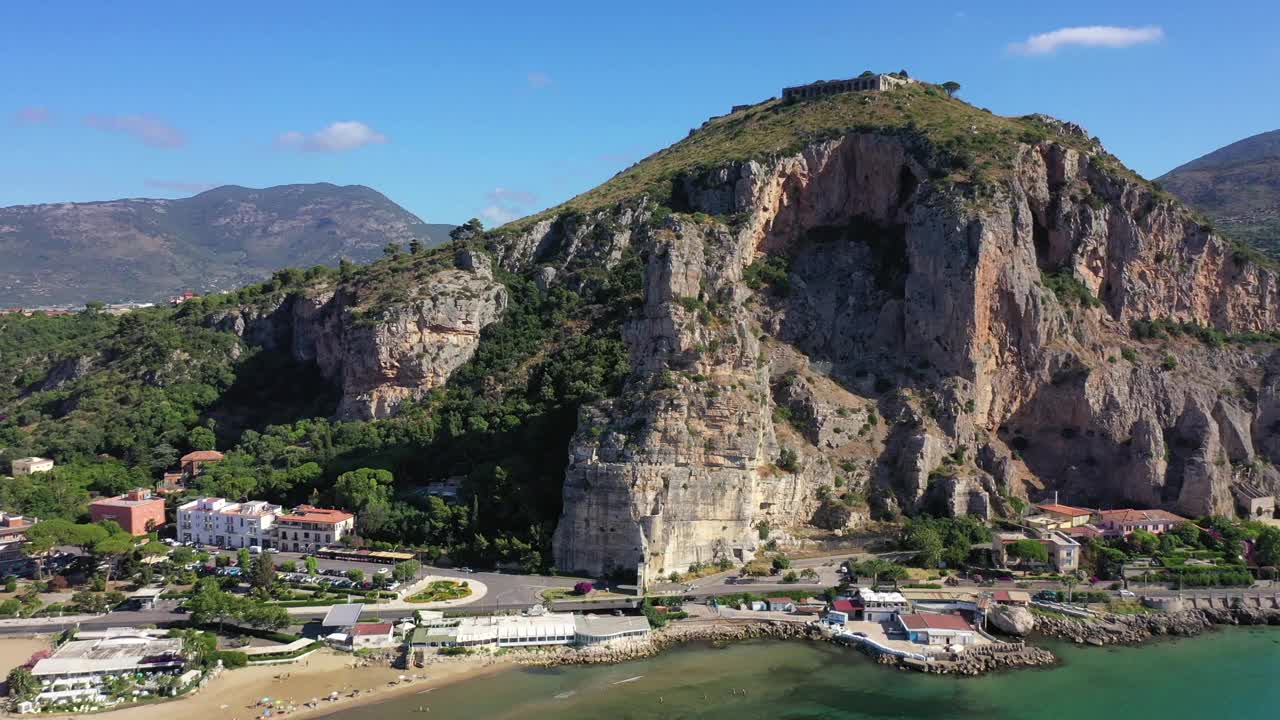 顶视图Terracina和卢比德尔皮斯科蒙太诺在一个阳光明媚的夏天。视频素材