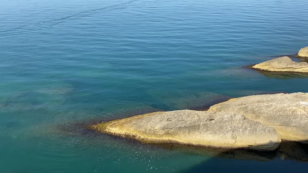 海水清澈碧绿，水面闪闪发光。美丽的夏天海景。令人惊叹的深海透明水域。闪着蓝绿色的地中海。放松、游泳、禅、涅槃、夏日清新天堂视频素材