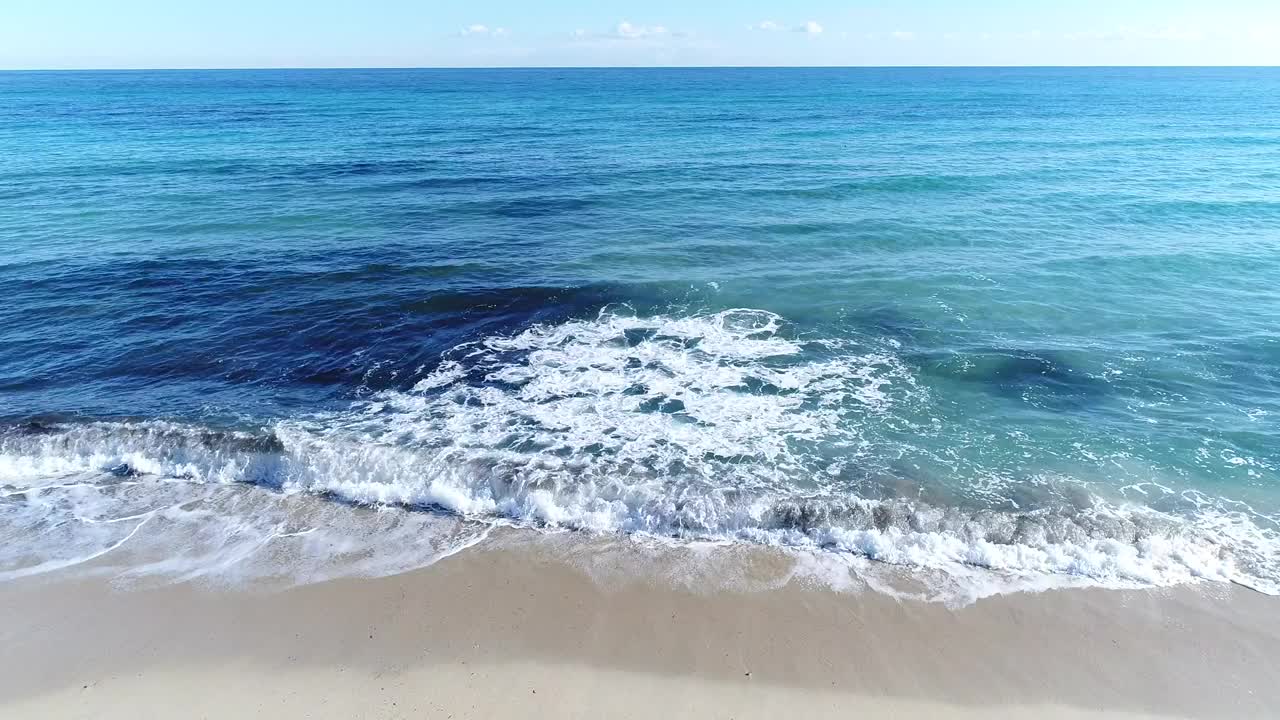 海浪涌向海滩视频素材