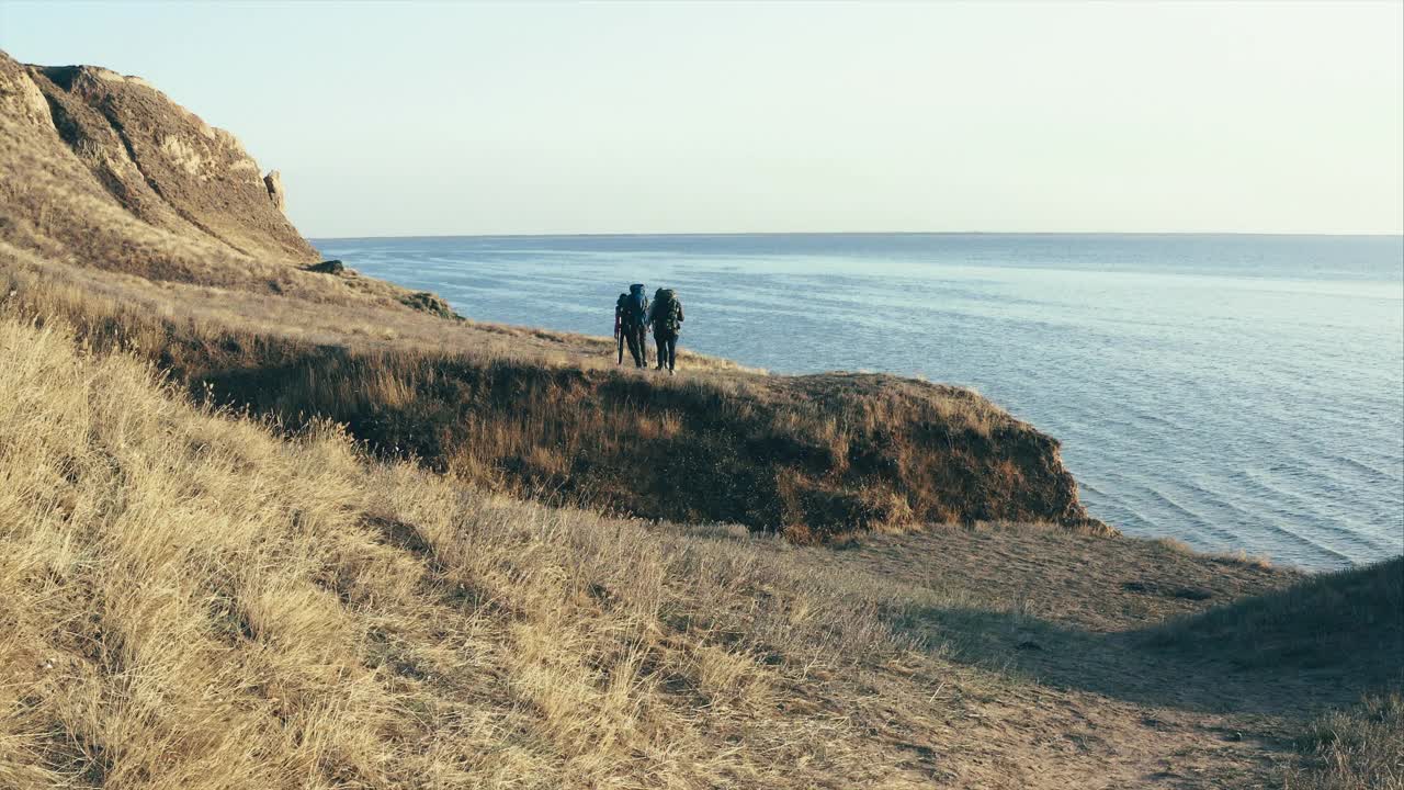 一群背着背包的人在海景背景下徒步旅行视频素材