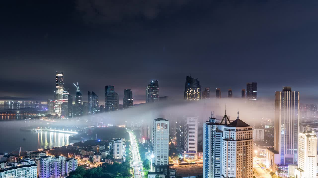 高角度的观点。青岛城市海岸线夜景中的薄雾视频素材