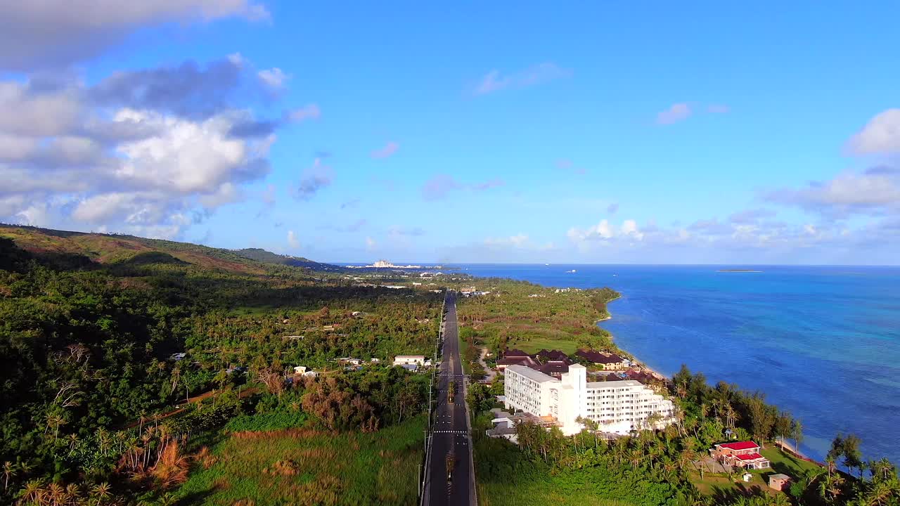 北马里亚纳群岛塞班岛，村庄周围有公路的海景视频素材