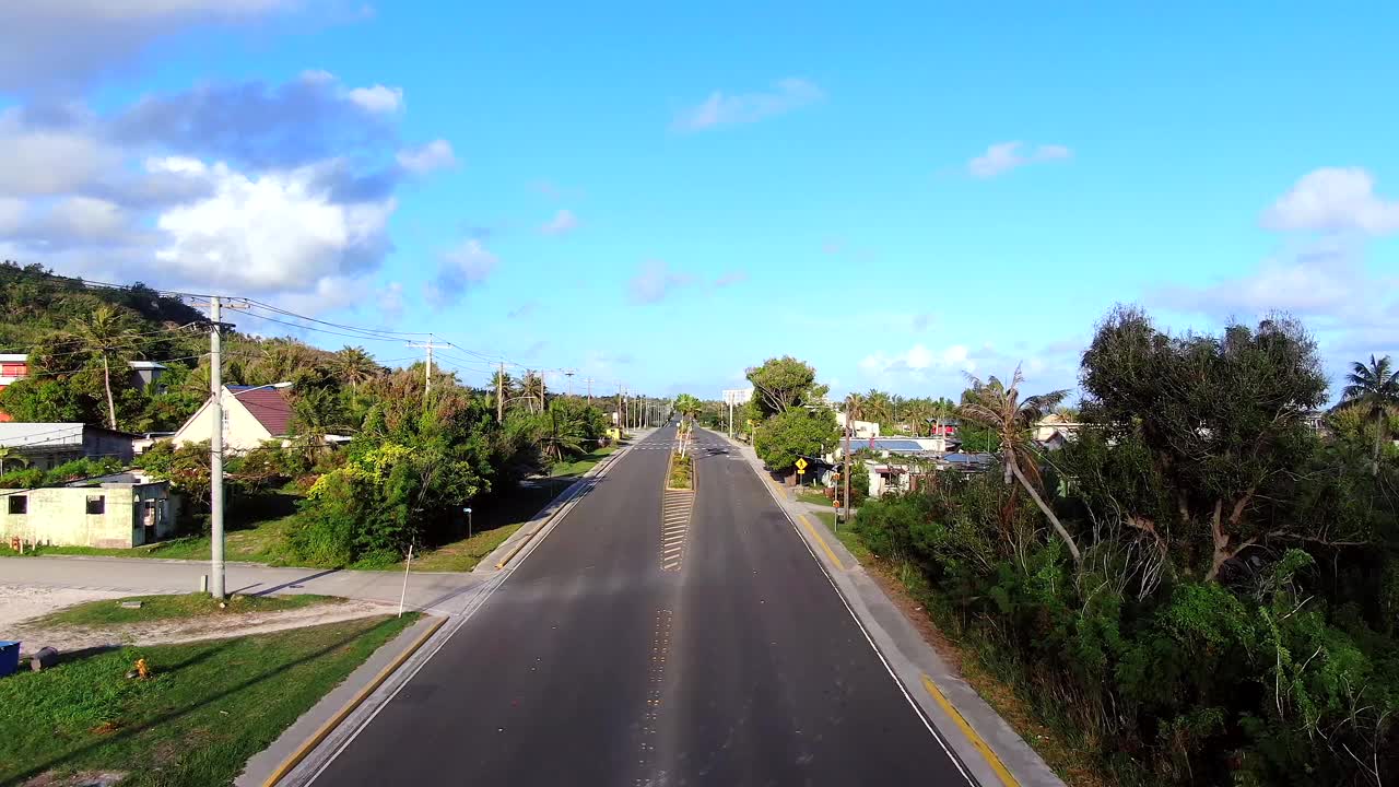 北马里亚纳群岛塞班岛，村庄周围有公路的海景视频素材