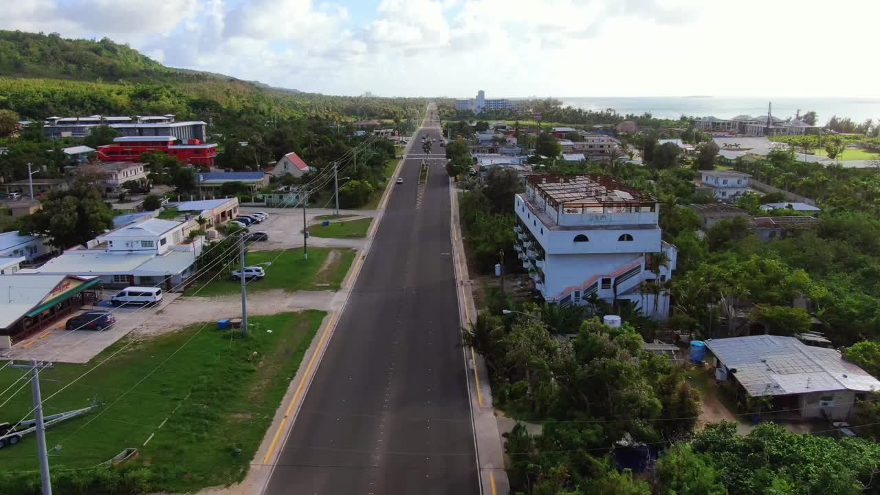 北马里亚纳群岛塞班岛，汽车行驶在村庄周围的道路上视频素材