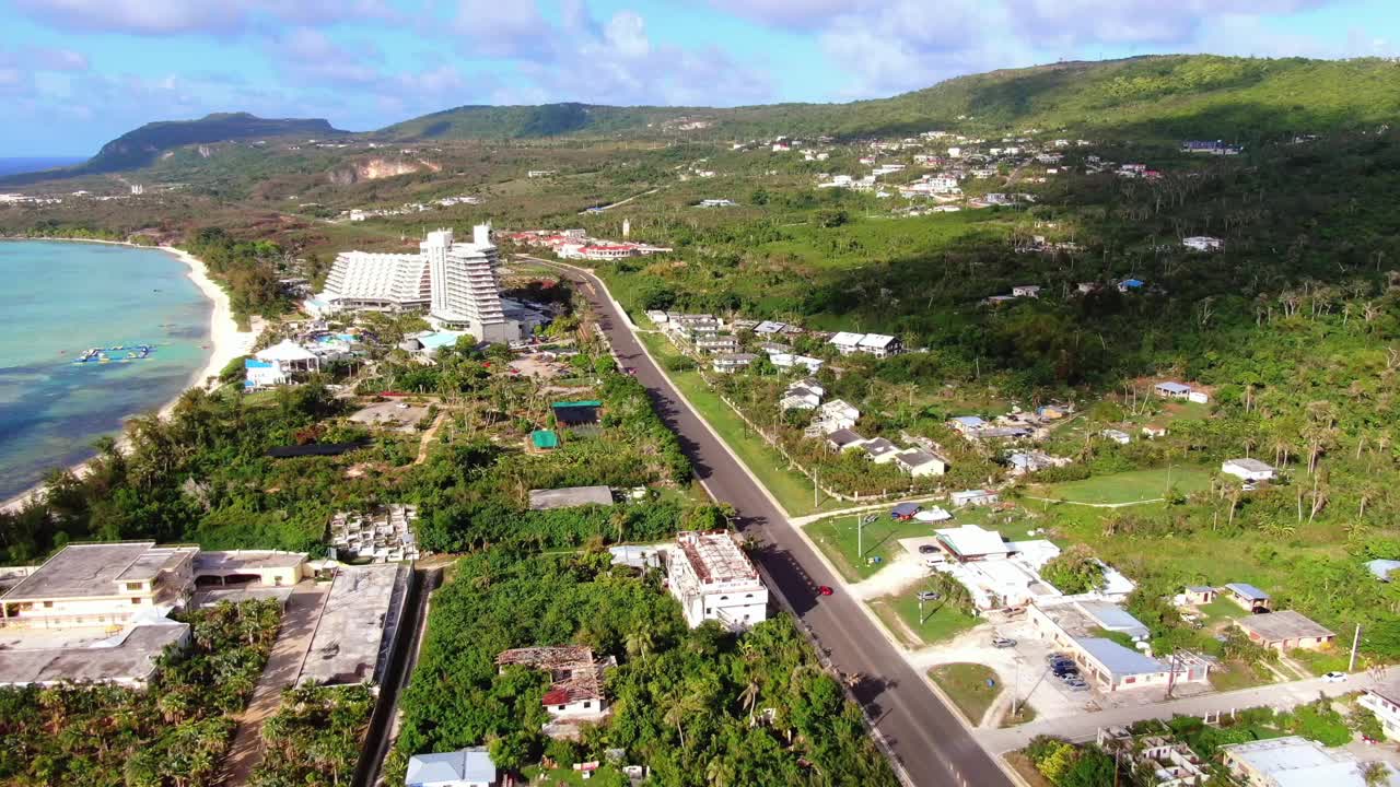 北马里亚纳群岛塞班岛，汽车行驶在村庄周围的道路上视频素材