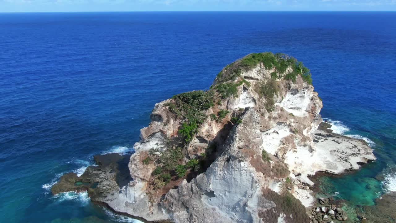 北马里亚纳群岛鸟岛/塞班岛周围的海景视频素材