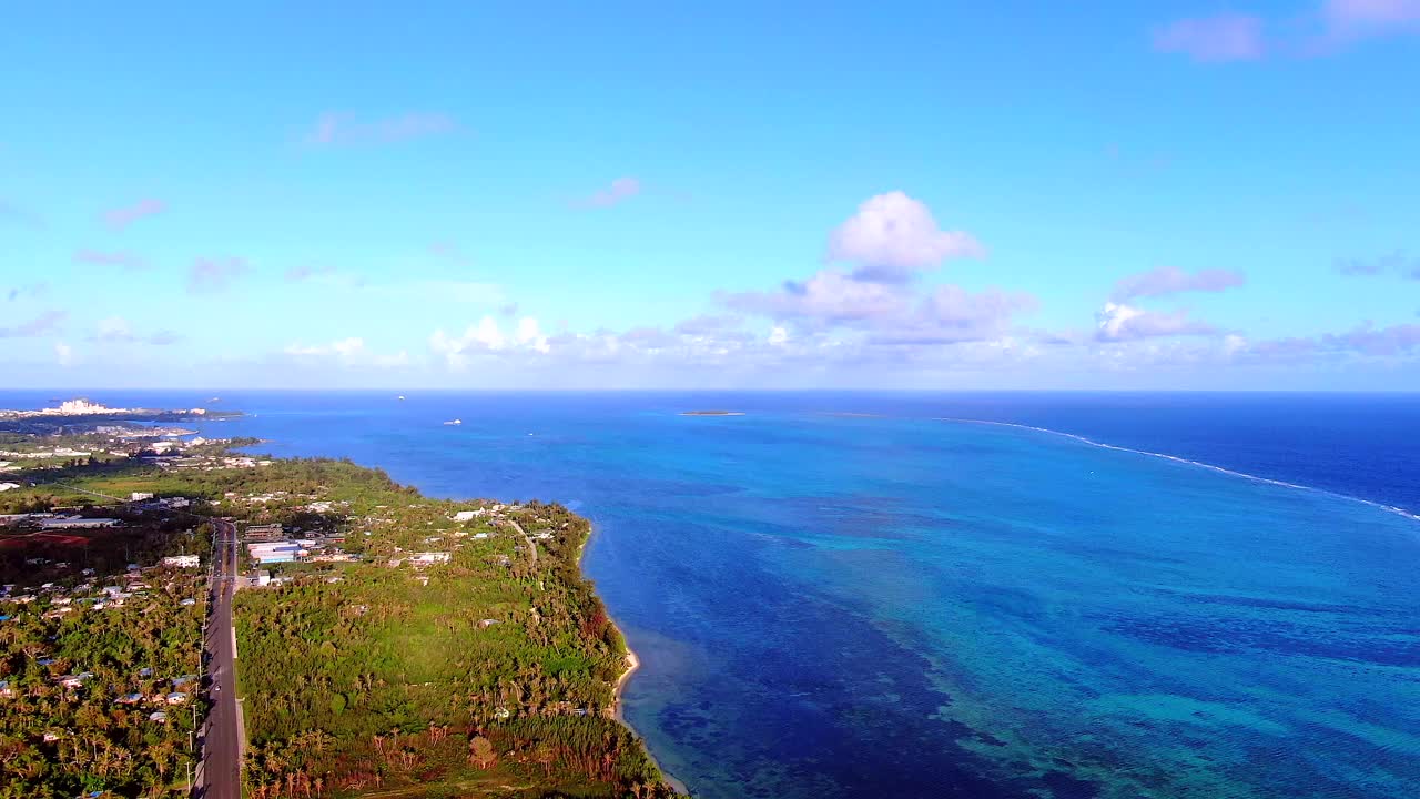 北马里亚纳群岛塞班岛，村庄周围有公路的海景视频素材