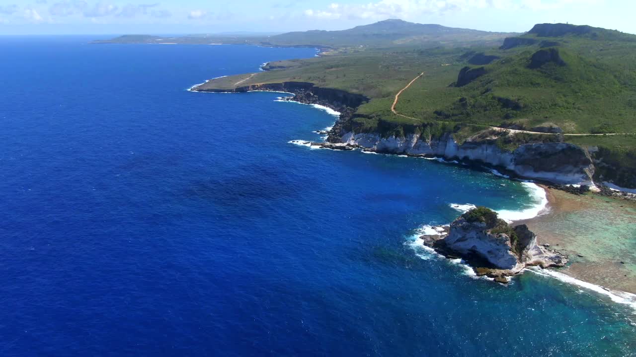 北马里亚纳群岛鸟岛/塞班岛周围的海景视频素材