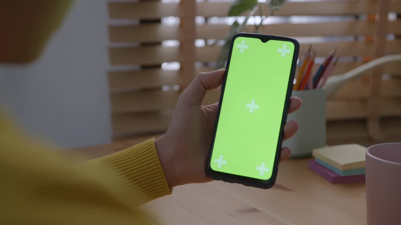 空白数字智能手机在亚洲女性手中，手机绿屏视频素材