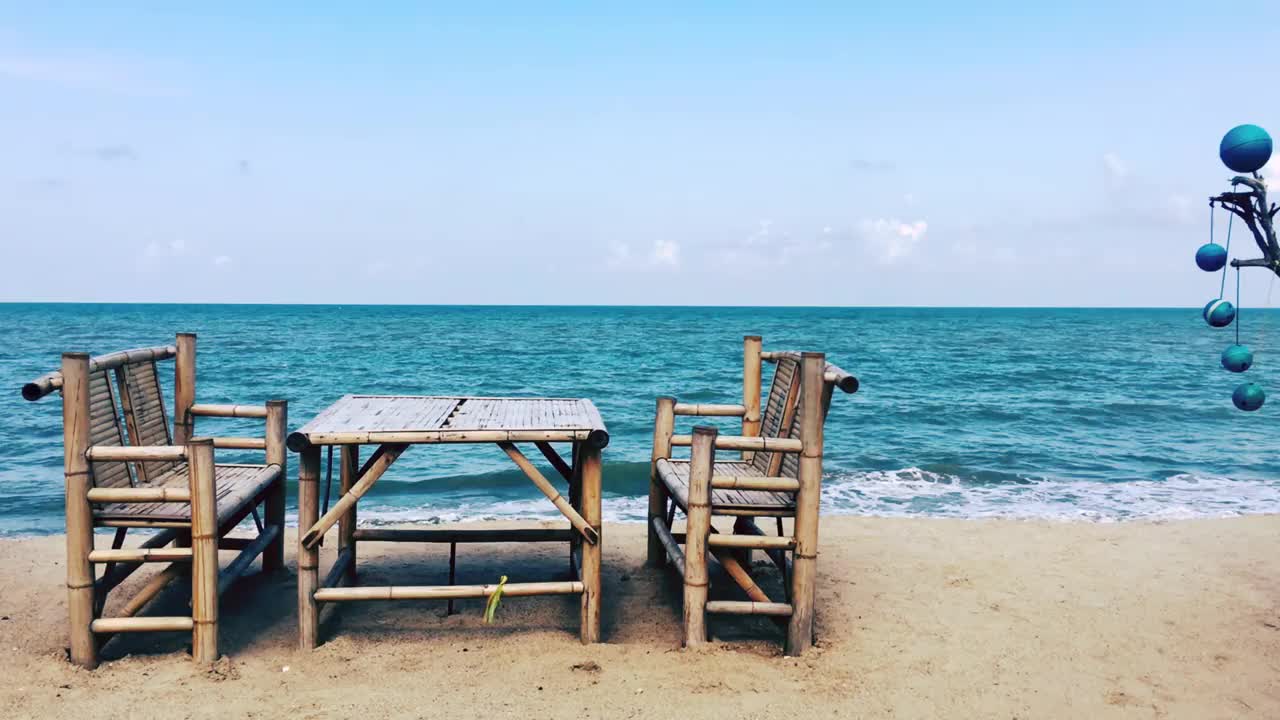 蓝色的大海和蓝色的天空。视频素材