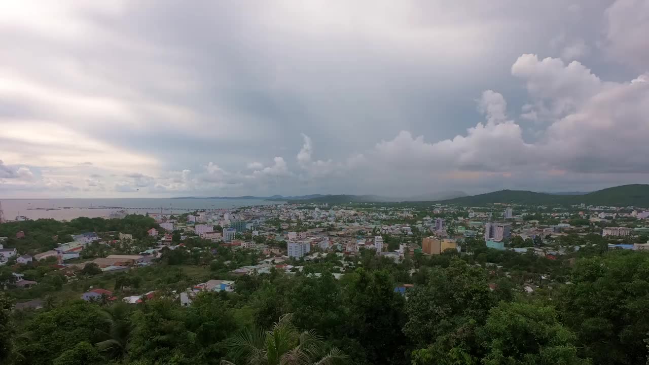 越南富国岛绿岛下的云。时间流逝视频素材