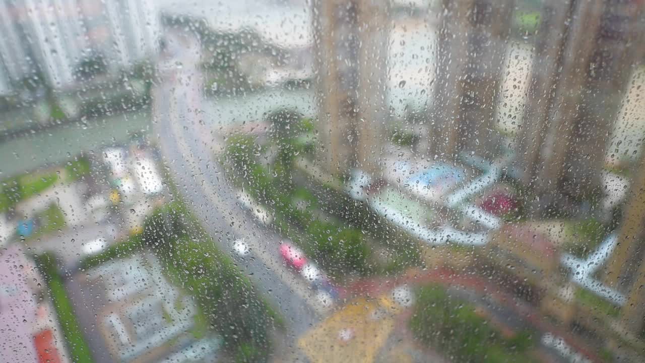 雨滴落在窗户上。视频素材