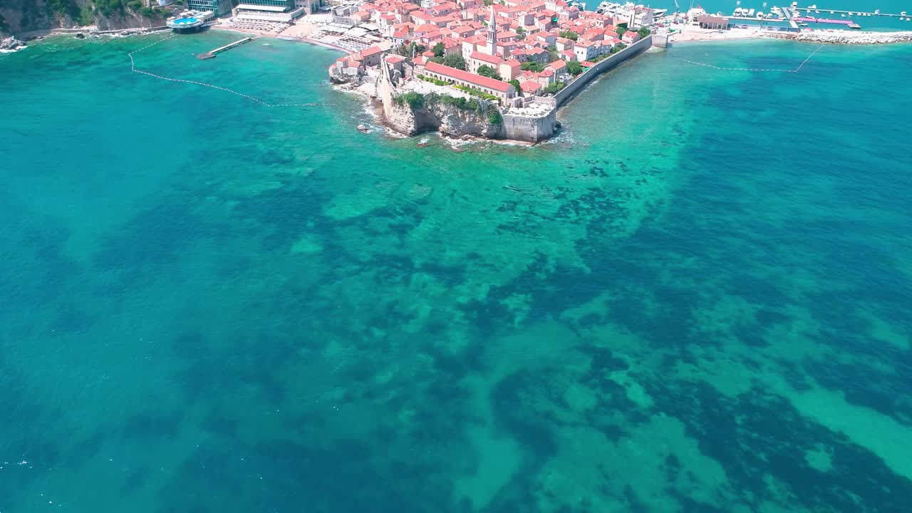 Budva,黑山。亚得里亚海上的古老而现代的城镇视频素材