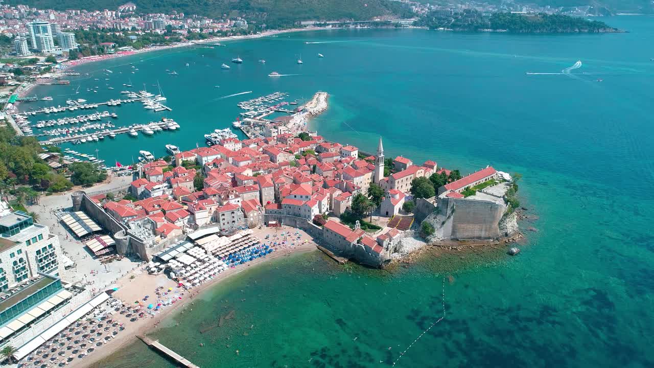 Budva,黑山。亚得里亚海上的古老而现代的城镇视频素材