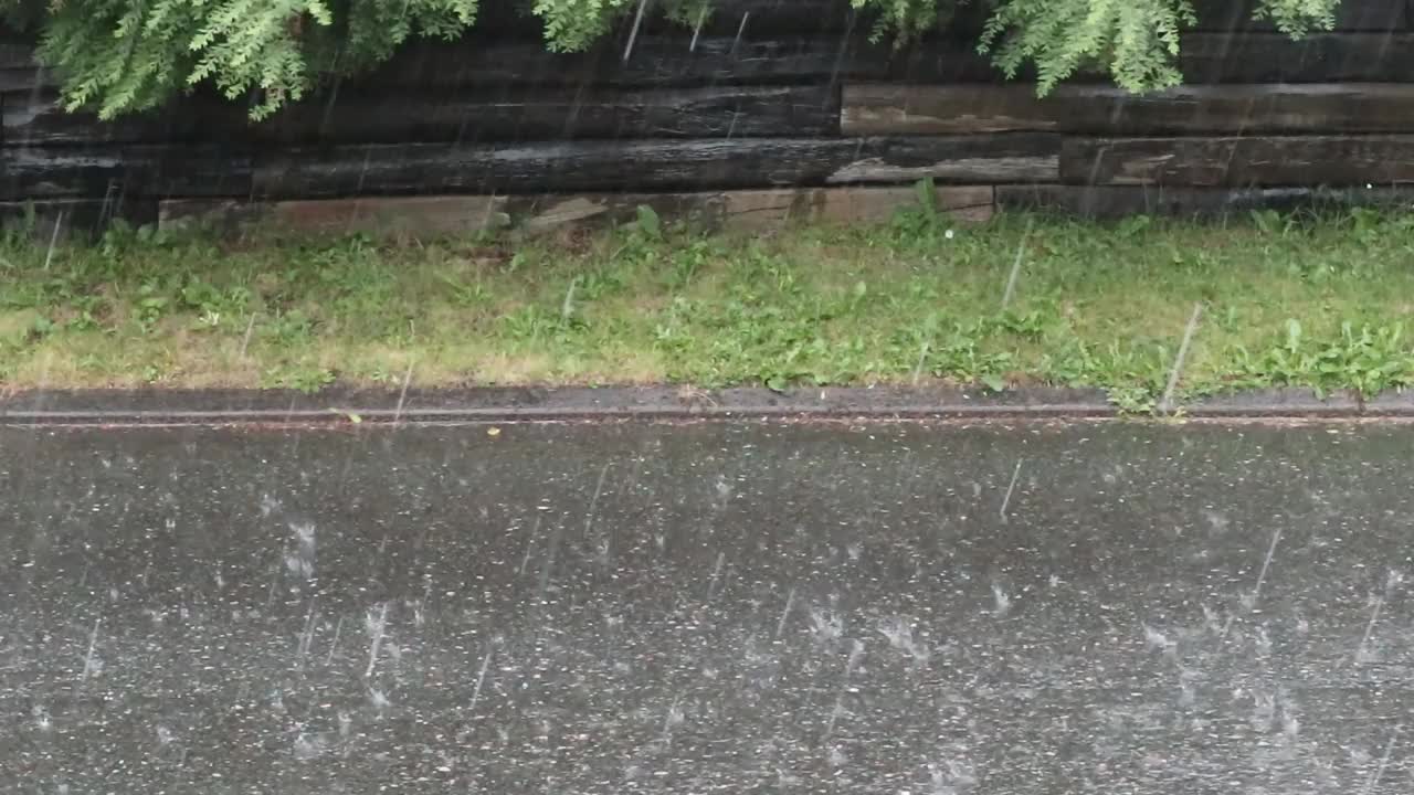 雨点在雨天落在街上视频素材