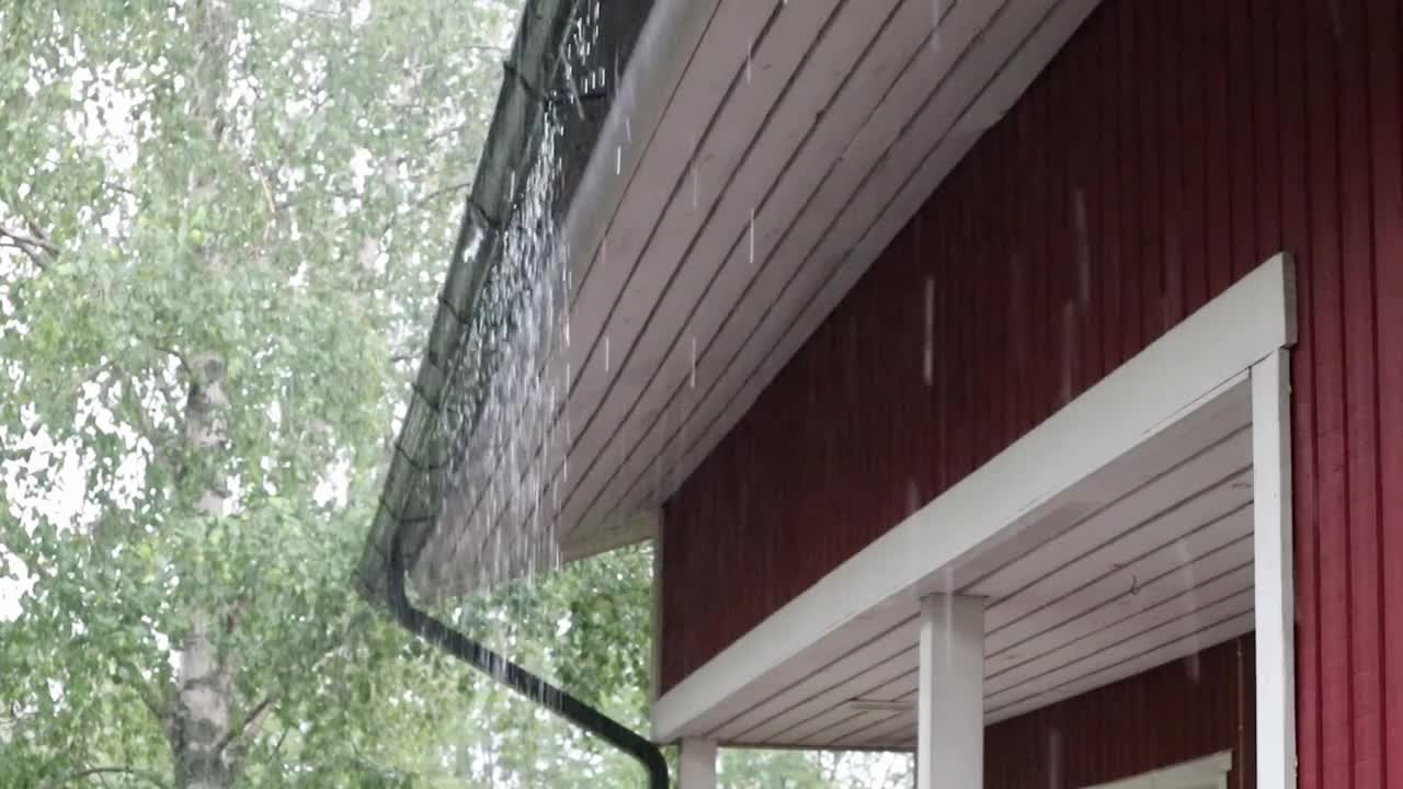 雨在雨天落在屋檐上视频素材