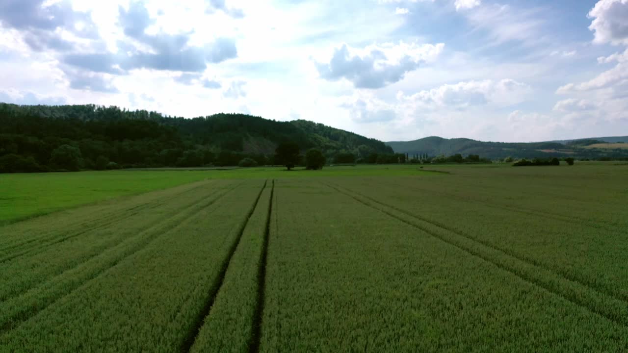 韦拉河谷的景观，韦拉河和黑塞和图林根的Herleshausen农田视频素材