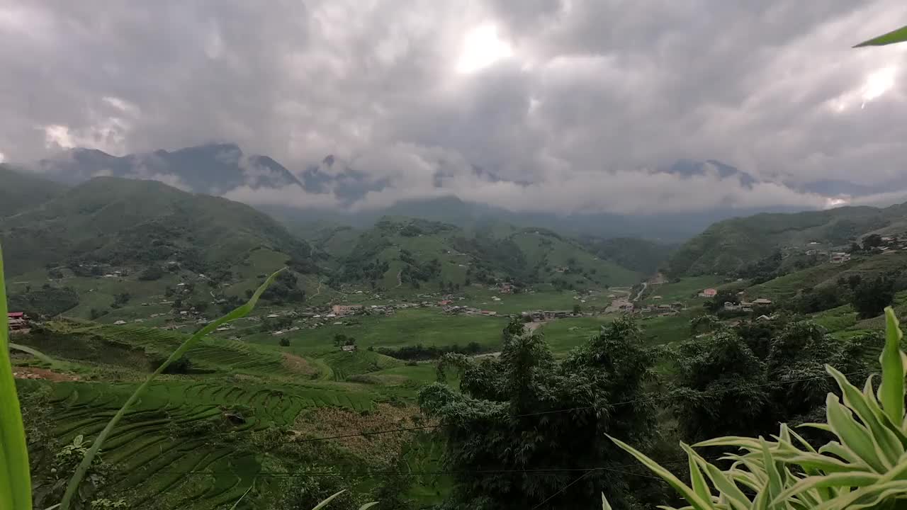 云在山谷中，景色优美。时间流逝视频素材