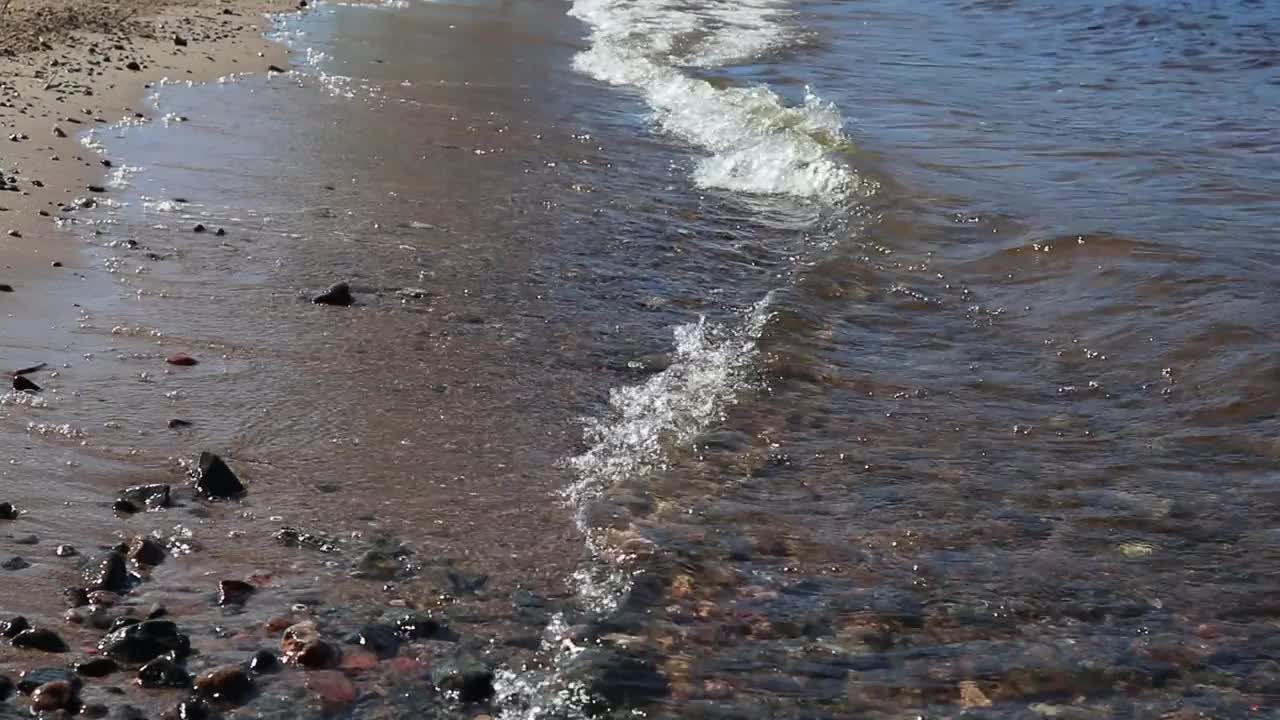 海浪拍打着空荡荡的海岸，芬兰视频素材