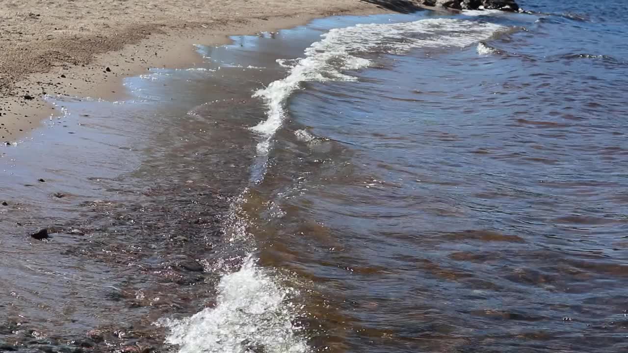 海浪拍打着空荡荡的海岸，芬兰视频素材