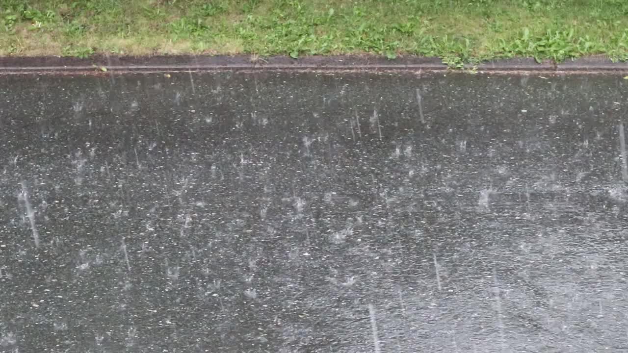 雨点在雨天落在街上视频素材