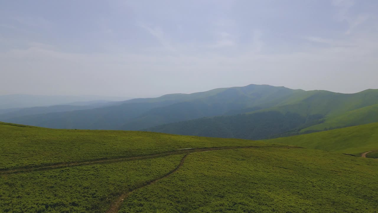 一览喀尔巴阡山脉博尔扎瓦山脉，全景动态，夏季自然景观视频素材