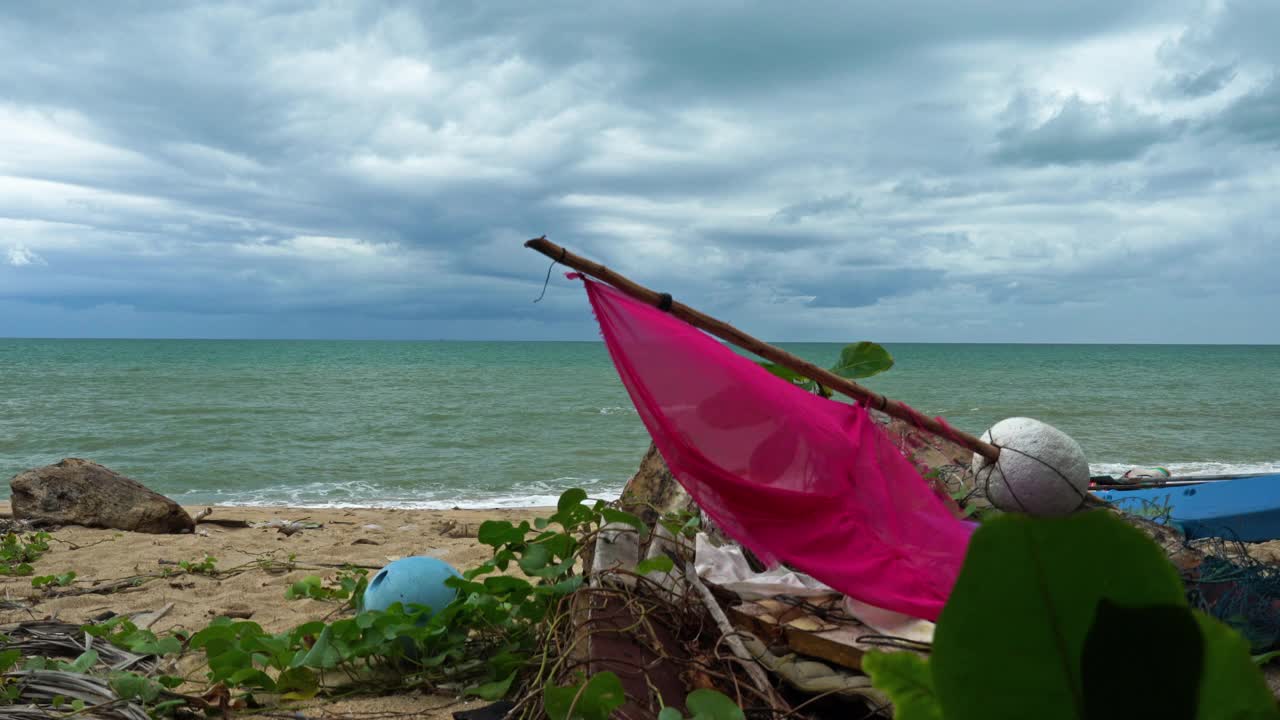 泰国雨季期间被遗弃在海滩上的渔具视频素材