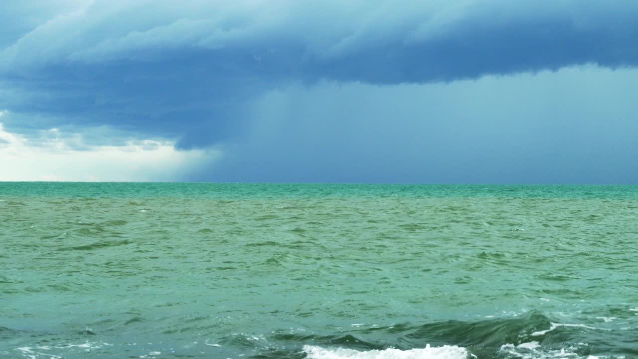 极端天气，泰国海面上的超级单体雷暴视频素材