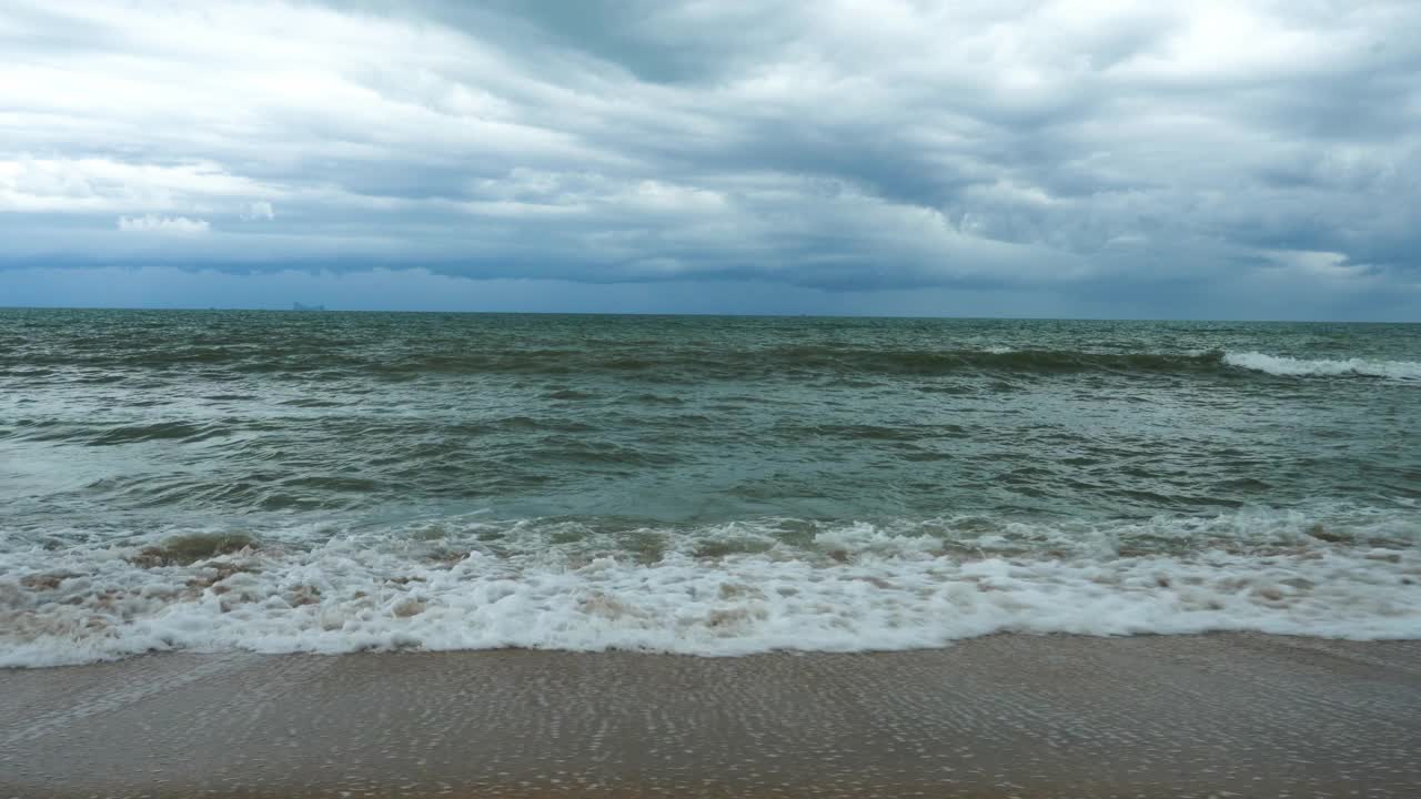 海浪撞击海滩戏剧性的季风天空泰国视频素材